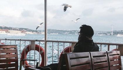 俄联邦安全局拘留一女子：以拍摄游泳者为由拍下舰艇照片，为乌克兰提供情报