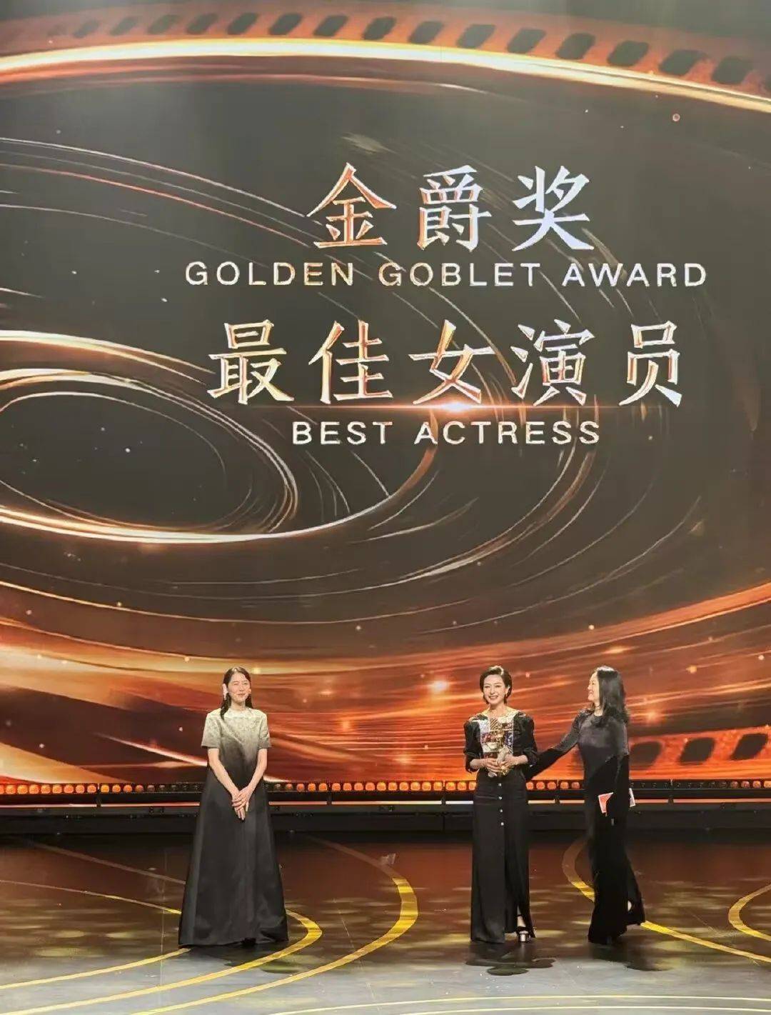 确认了：是知名演员万茜！