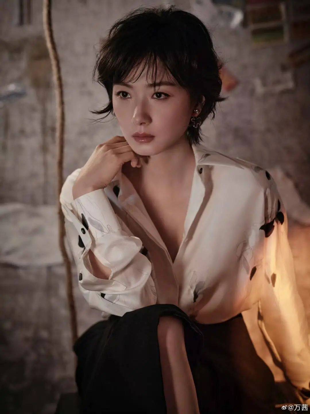 确认了：是知名演员万茜！