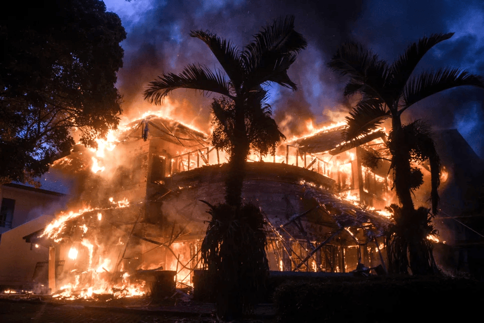 不满议员享高薪高额补助 印尼爆发大规模示威