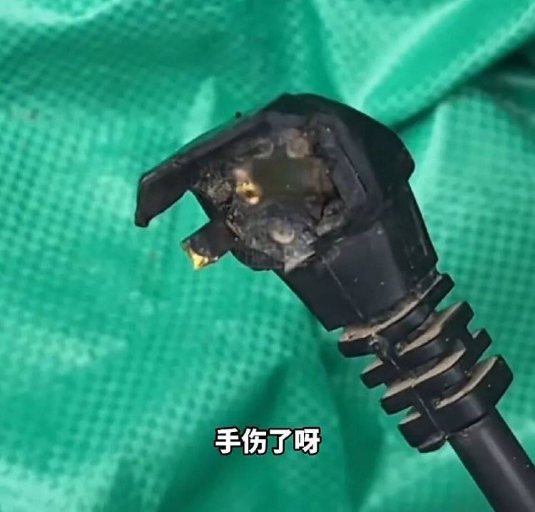 手被烧熟!金手镯被烧熔!女子给电动车充电,不慎碰到充电口受伤