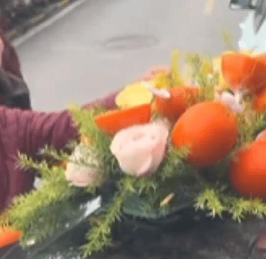 安徽一对新人用橙子装饰婚车，被小区老人全摘走，新人未阻拦：让老人沾沾喜气