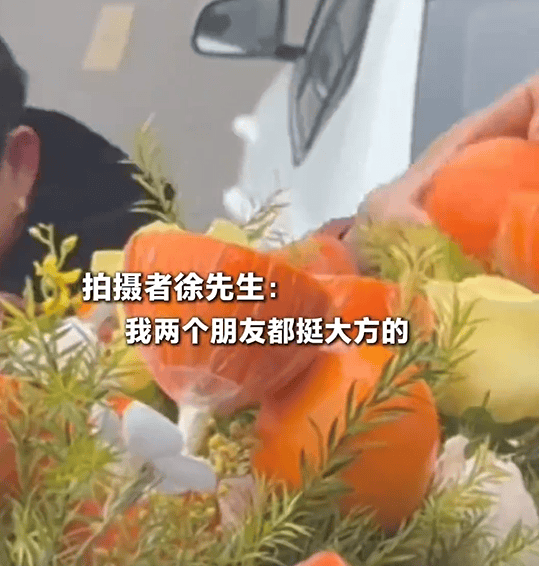 安徽一对新人用橙子装饰婚车，被小区老人全摘走，新人未阻拦：让老人沾沾喜气
