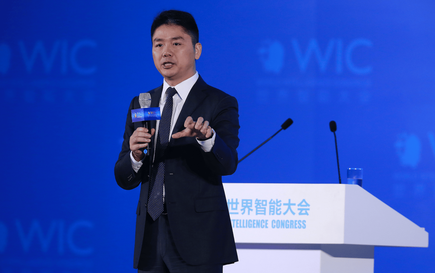 刘强东最新内部讲话：被机器人取代的一线员工，一个都不开除