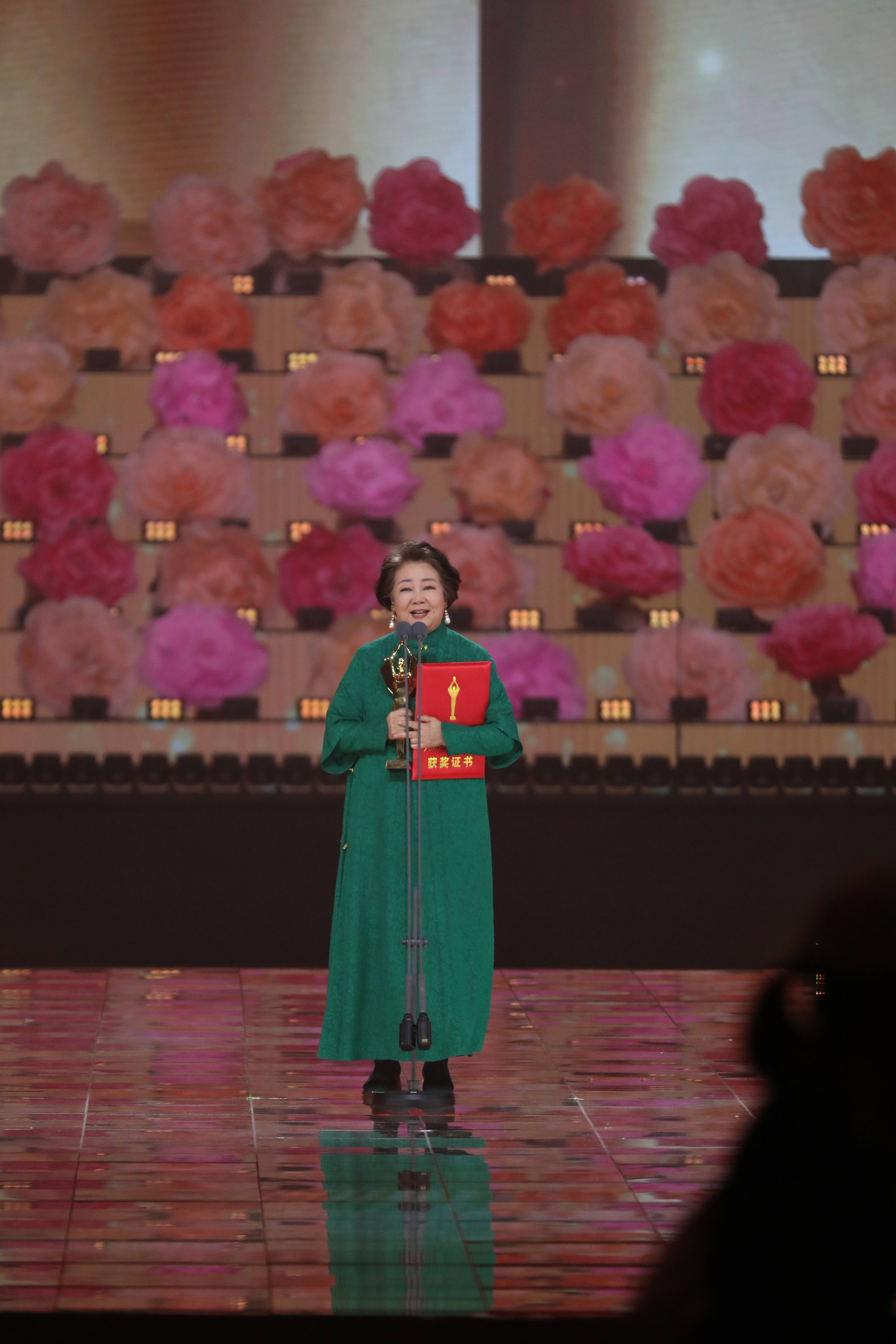 《哪吒2》获百花奖最佳影片奖 易烊千玺卫诗雅分获最佳男女主角奖