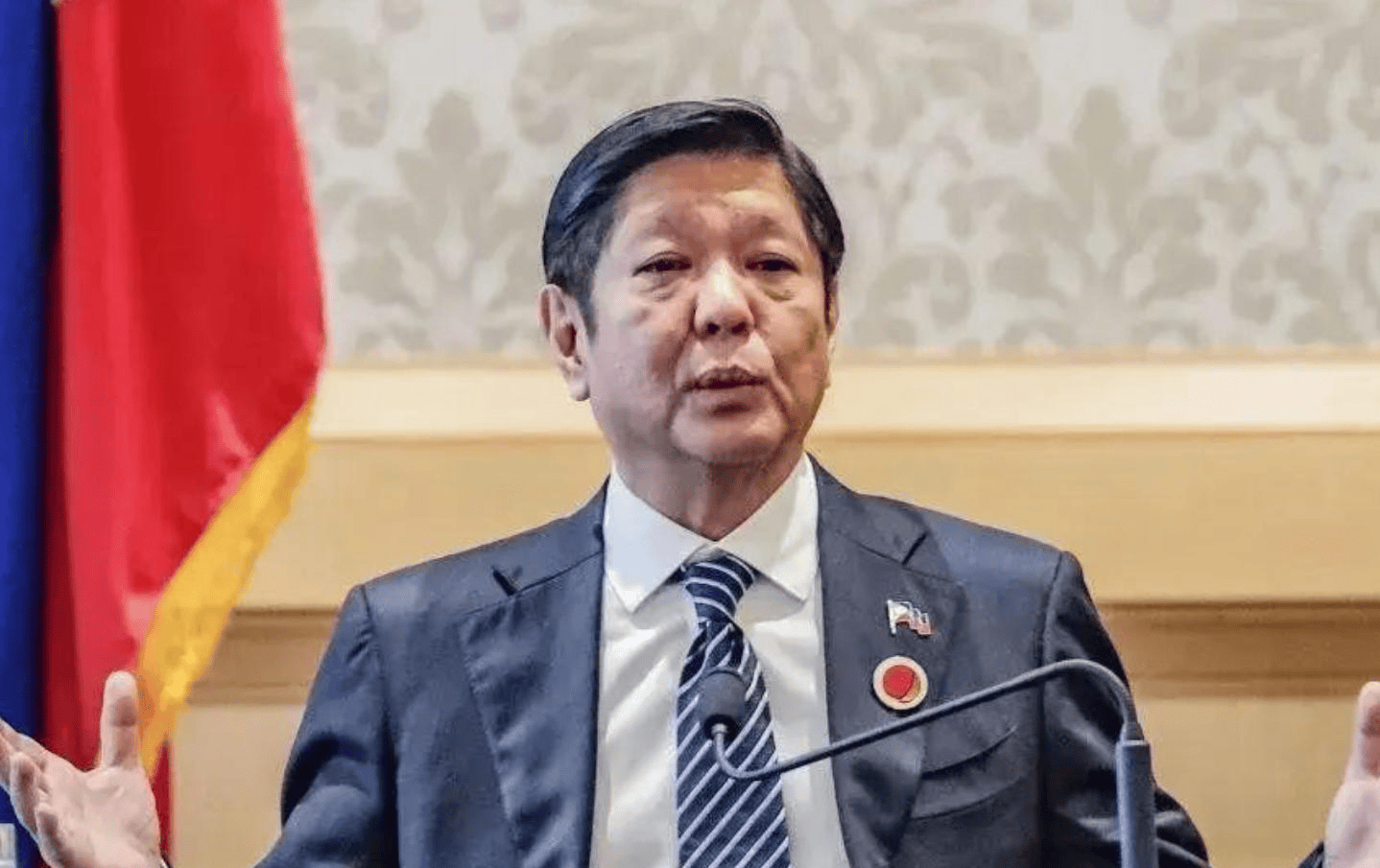 全面谈崩后，菲不要中国贷款，马科斯出席金砖峰会，握紧莫迪的手