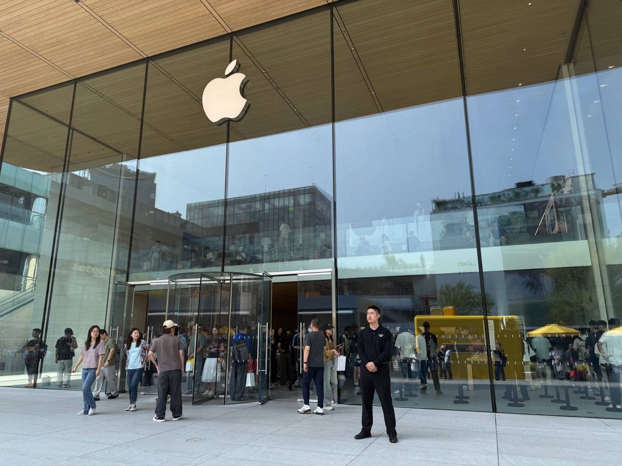 iPhone 18开售首日实探：标准版Pro没人要，Pro Max回收加价400元，黄牛称“到晚上手上囤货兴许得赔”