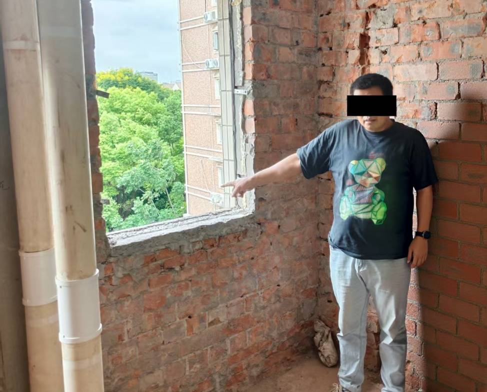 吓人！事发上海！6袋建筑垃圾接连从天而降……警方：刑拘